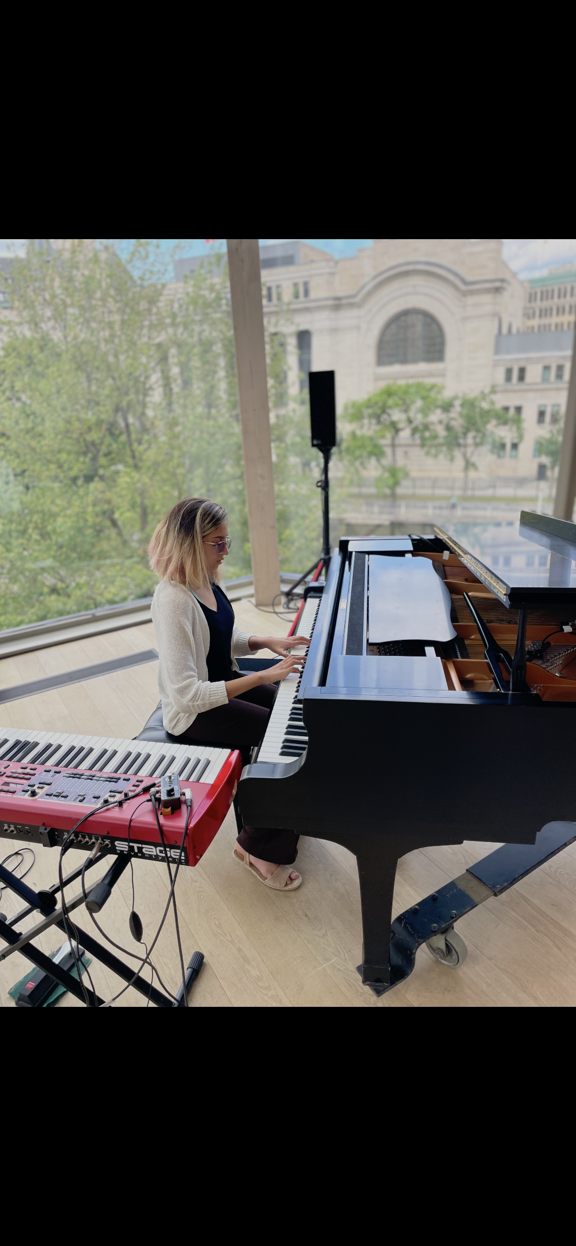 Helena performing live on piano and vocals